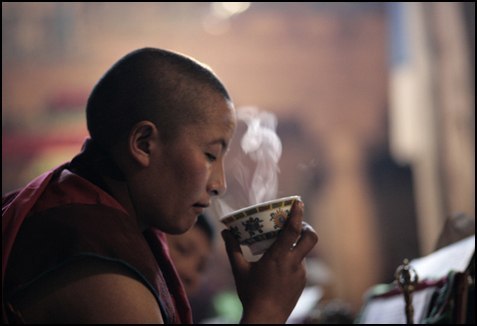 буддист пьет напиток