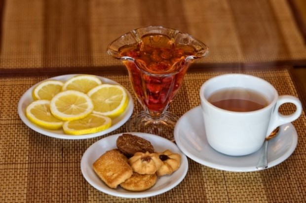 чай с лимоном и печеньем