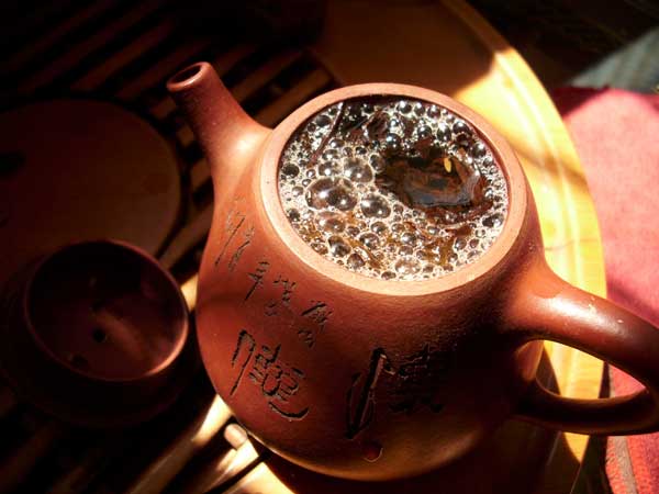 керамический чайник с чаем
