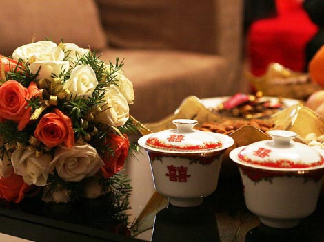 Букет цветов с китайскими чашками