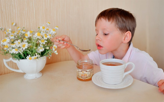 мальчик пьёт чай