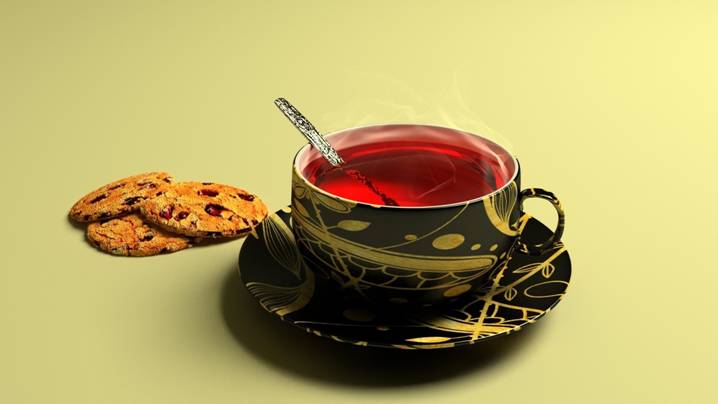 чашечка красного чая с печеньем