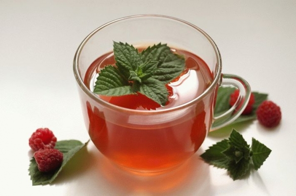 Чем полезен при простуде чай с малиновым вареньем